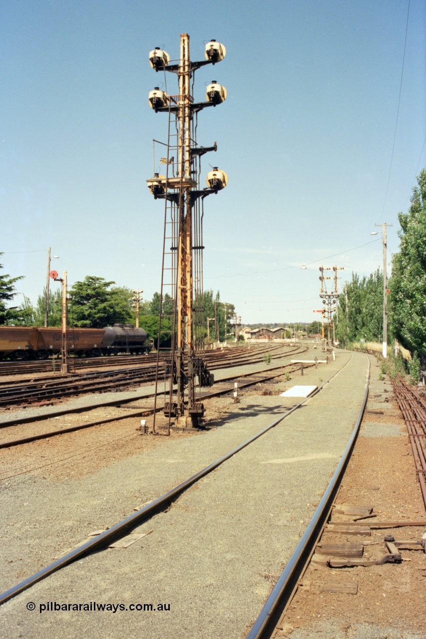 140-1-08
Ballarat station yard view looking towards Ballarat East, rear of disc signal post 15, disc signal post 13 on the left and semaphore signal post 10 with signal post 11 facing away in background.
