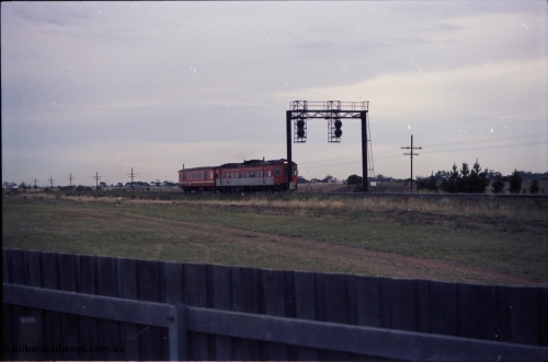 140-2-19
Deer Park West, V/Line broad gauge Tulloch Ltd DRC class diesel rail car and MTH class trailer, down Bacchus Marsh passenger service, searchlight signal gantry.
Keywords: DRC-class;Tulloch-Ltd-NSW;