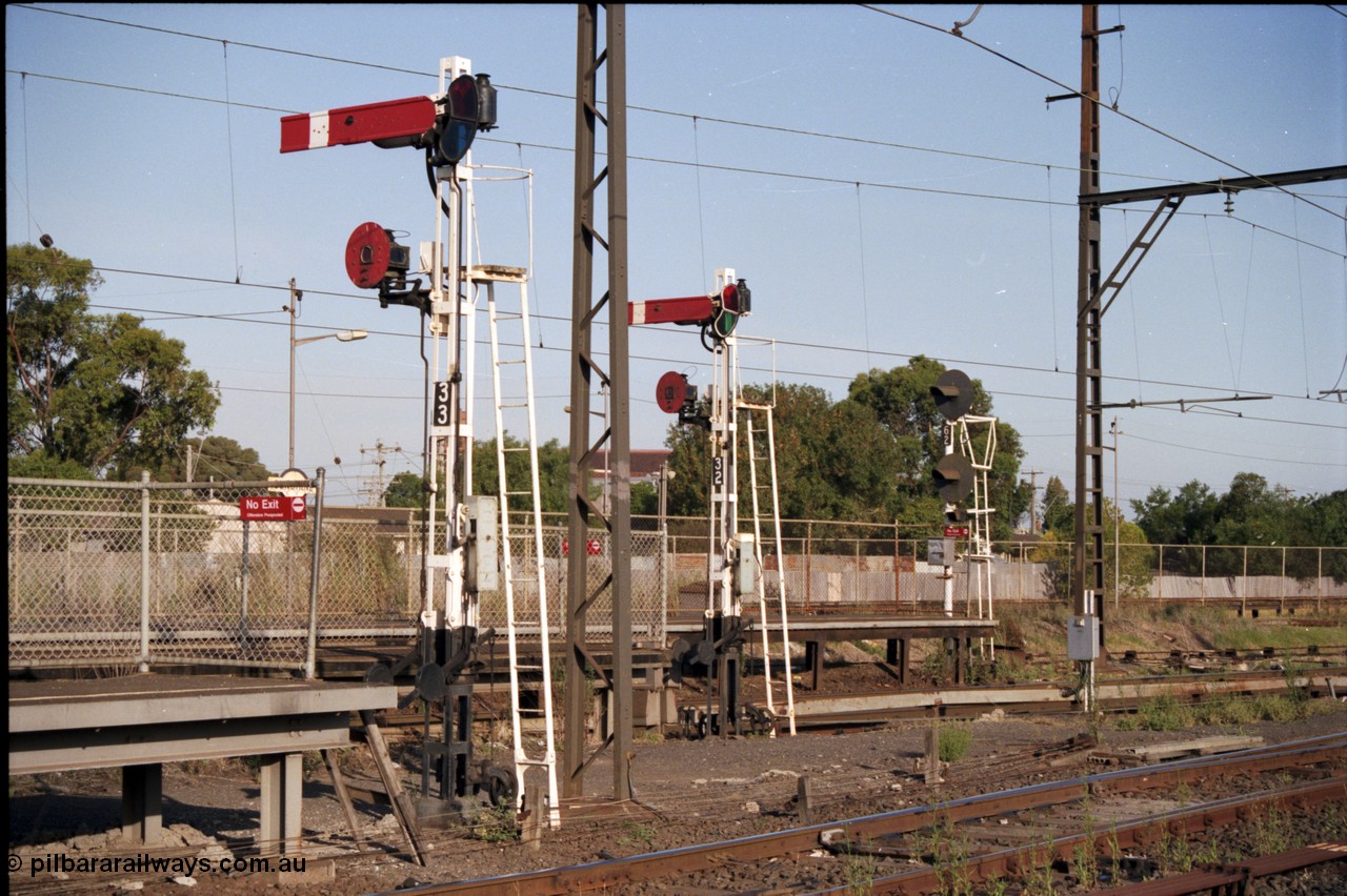 141-2-25
Sunshine, view of all the up home signals on the passenger platforms, from semaphore and disc signal post 33 for platform No.3, semaphore and disc signal post 32 for platform No.2 and searchlight signal post 62 for platform No.1, standard gauge platform in the background.
