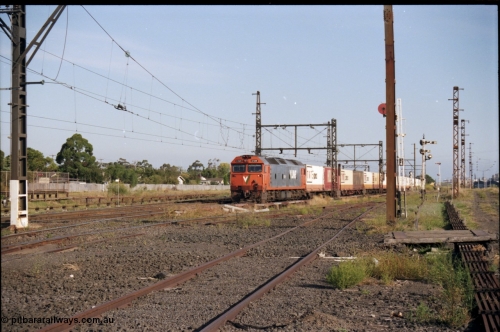 141-2-14
Sunshine, broad gauge V/Line G class G 529 Clyde Engineering EMD model JT26C-2SS serial 88-1259 leads an Adelaide bound down Super Freighter service with mainly TNT loading along the passenger lines heading for No.3 Rd, disc signal 34 and point rodding at right.
Keywords: G-class;G529;Clyde-Engineering-Somerton-Victoria;EMD;JT26C-2SS;88-1259;