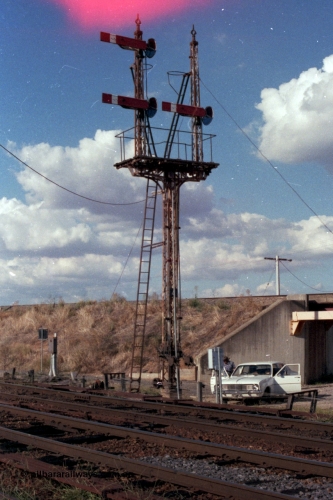 144-01
Springhurst, semaphore signal Post 4 Down Home departure, top left arm No. 2 Rd to Wahgunyah line, bottom arm No. 2 Rd to Wodonga Line. Right hand arm No.1 Rd to Wodonga Line, the interlocking can be clearly seen, also the standard gauge flyover in the background.
