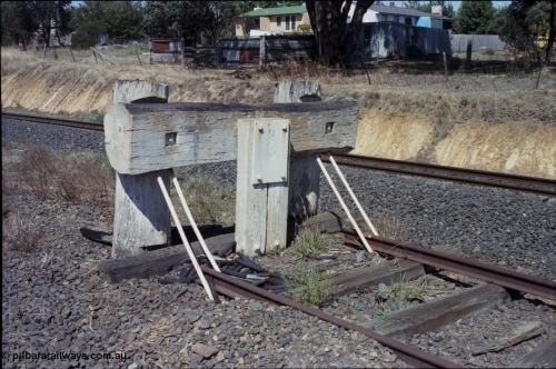 146-26
Broadford, buffer stop located near station on up Refuge Siding, standard gauge line behind it.
