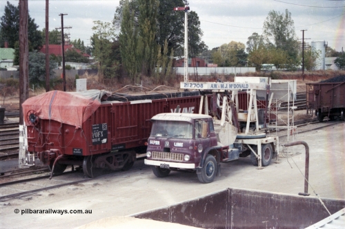 148-20
Wangaratta, V/Line freshly repainted broad gauge VOFX bogie open waggon VOFX 1018 with super phosphate and Bedford TK unloading grab looking from grounded waggons, semaphore signal post 12 in the background. VOFX 1018 started life as ELX 1018 built by Bendigo Workshops December 1974, recoded to VOCX 1018 in 1981. Recoded to VOFX in 1987-88.
Keywords: VOFX-type;VOFX1018;Victorian-Railways-Bendigo-WS;ELX-type;