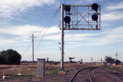 149-04
Rockbank, track view looking Up direction towards Deer Park, Station Rd crossing, cantilevered signal post with searchlight signals 12 (No. 2 Road) and 10 )No. 1 Road) Up Home Signals.
