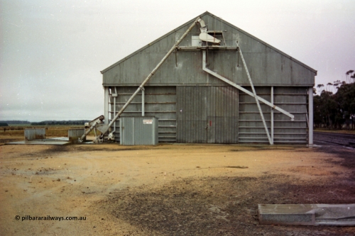 150-30
Lismore Victorian Oats Pool grain bunker and road transport discharge bay, looking towards Maroona.
