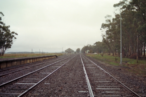 150-32
Lismore station yard overview from Melbourne end, goods loading platform on No.3 road at left, grain bunker in the distance, station building on the right, taken from No.1 road.
