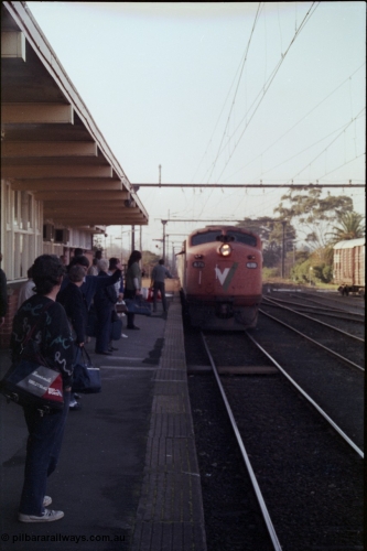 152-06
Morwell station platform, V/Line broad gauge A class A 78 Clyde Engineering EMD model AAT22C-2R serial 84-1185 rebuilt from B 78 Clyde Engineering EMD model ML2 serial ML2-19 with up Bairnsdale passenger train 8412 surrenders the large electric staff for the Traralgon - Morwell section to the signaller, in heavy fog.
Keywords: A-class;A78;Clyde-Engineering-Rosewater-SA;EMD;AAT22C-2R;84-1185;rebuild;bulldog;