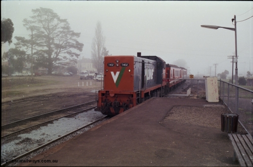 152-18
Somerville station, broad gauge V/Line T class T 402 Clyde Engineering EMD model G18B serial 67-497 lead two MTH class passenger carriages with a down Stony Point pass.
Keywords: T-class;T402;Clyde-Engineering-Granville-NSW;EMD;G18B;67-497;