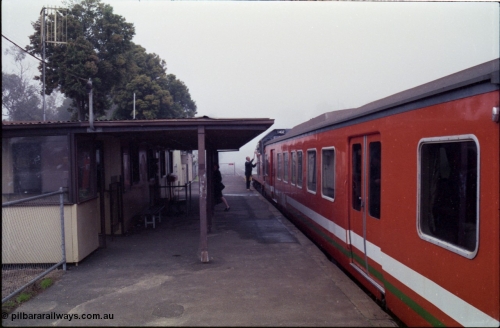 152-19
Somerville station, broad gauge V/Line T class T 402 Clyde Engineering EMD model G18B serial 67-497 with two MTH class passenger carriages on a down Stony Point pass exchanges electric staves with the signaller.

