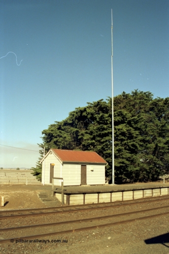 153-3-07
Tatyoon, station building and platform, radio mast, train order location.
