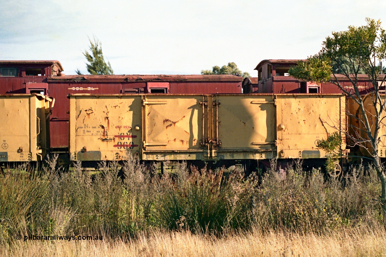 155-08
Wallan, stored 'OFF REG' waggon awaiting scrapping, four wheel waggon, GY type open waggon GY 960, side view.
Keywords: GY-type;GY960;fixed-wheel-waggon;
