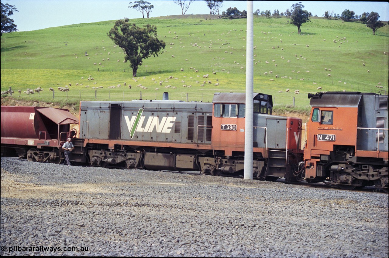 157-13
Kilmore East, Apex Quarry Siding, V/Line broad gauge T class T 390 Clyde Engineering EMD model G8B serial 65-420, having lead the train out from Melbourne is now the trailing unit, second person walking back with the paperwork.
Keywords: T-class;T390;Clyde-Engineering-Granville-NSW;EMD;G8B;65-420;