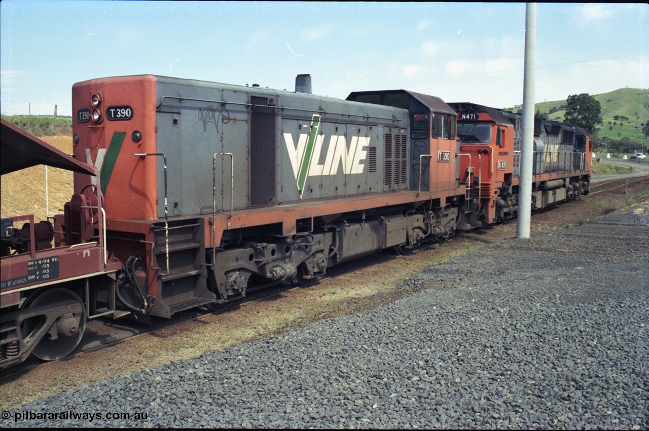 157-14
Kilmore East, Apex Quarry Siding, V/Line broad gauge locomotives N class N 471 'City of Benalla' Clyde Engineering EMD model JT22HC-2 serial 87-1200 and T class T 390 Clyde Engineering EMD model G8B serial 65-420, trailing view.
Keywords: T-class;T390;Clyde-Engineering-Granville-NSW;EMD;G8B;65-420;