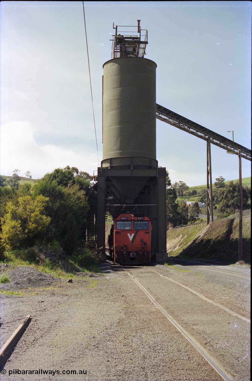 157-19
Kilmore East, Apex Quarry Siding, V/Line broad gauge locomotives N class N 471 'City of Benalla' Clyde Engineering EMD model JT22HC-2 serial 87-1200 with train under the loading bins as loading of the train commences, front vertical view.
Keywords: N-class;N471;Clyde-Engineering-Somerton-Victoria;EMD;JT22HC-2;87-1200;