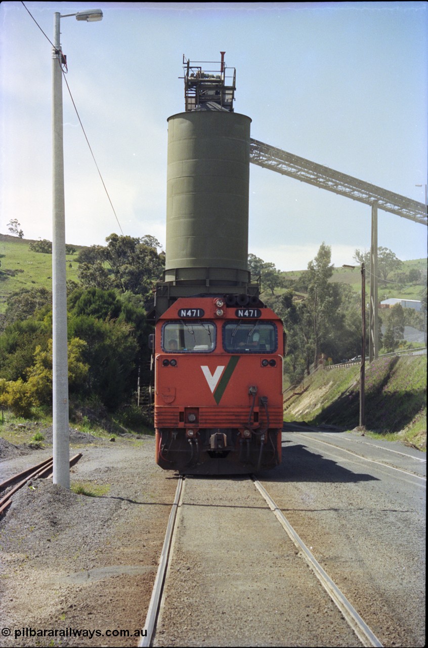 157-22
Kilmore East, Apex Quarry Siding, V/Line broad gauge locomotives N class N 471 'City of Benalla' Clyde Engineering EMD model JT22HC-2 serial 87-1200 with train under the loading bins during loading operations of the train, front vertical view.
Keywords: N-class;N471;Clyde-Engineering-Somerton-Victoria;EMD;JT22HC-2;87-1200;