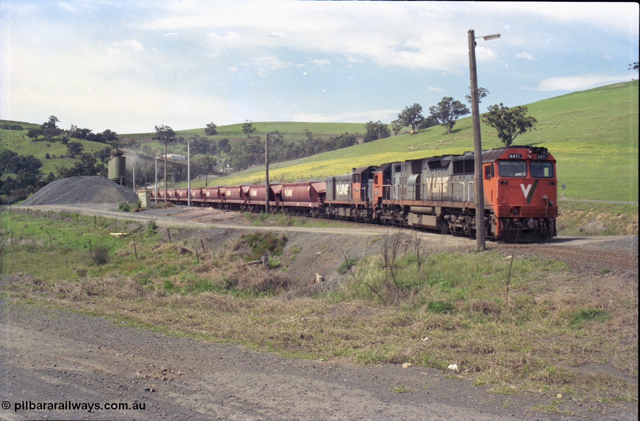 157-30
Kilmore East, Apex Quarry Siding, V/Line broad gauge locomotives N class N 471 'City of Benalla' Clyde Engineering EMD model JT22HC-2 serial 87-1200 and T class T 390 Clyde Engineering EMD model G8B serial 65-420 with train under the loading bins during loading operations, view from Broadford - Kilmore Road.
Keywords: N-class;N471;Clyde-Engineering-Somerton-Victoria;EMD;JT22HC-2;87-1200;