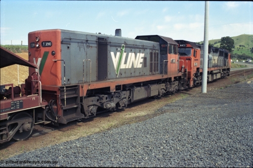 157-14
Kilmore East, Apex Quarry Siding, V/Line broad gauge locomotives N class N 471 'City of Benalla' Clyde Engineering EMD model JT22HC-2 serial 87-1200 and T class T 390 Clyde Engineering EMD model G8B serial 65-420, trailing view.
Keywords: T-class;T390;Clyde-Engineering-Granville-NSW;EMD;G8B;65-420;