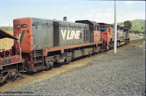 157-15
Kilmore East, Apex Quarry Siding, V/Line broad gauge locomotives N class N 471 'City of Benalla' Clyde Engineering EMD model JT22HC-2 serial 87-1200 and T class T 390 Clyde Engineering EMD model G8B serial 65-420, trailing view.
Keywords: T-class;T390;Clyde-Engineering-Granville-NSW;EMD;G8B;65-420;