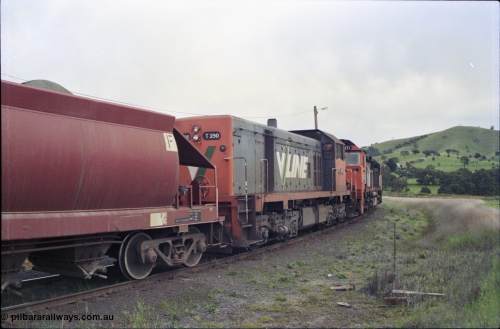 157-34
Kilmore East, Apex Quarry Siding, V/Line broad gauge locomotives N class N 471 'City of Benalla' Clyde Engineering EMD model JT22HC-2 serial 87-1200 and T class T 390 Clyde Engineering EMD model G8B serial 65-420 and VHQF type bogie quarry products waggon VHQF 414, trailing view.
Keywords: T-class;T390;Clyde-Engineering-Granville-NSW;EMD;G8B;65-420;