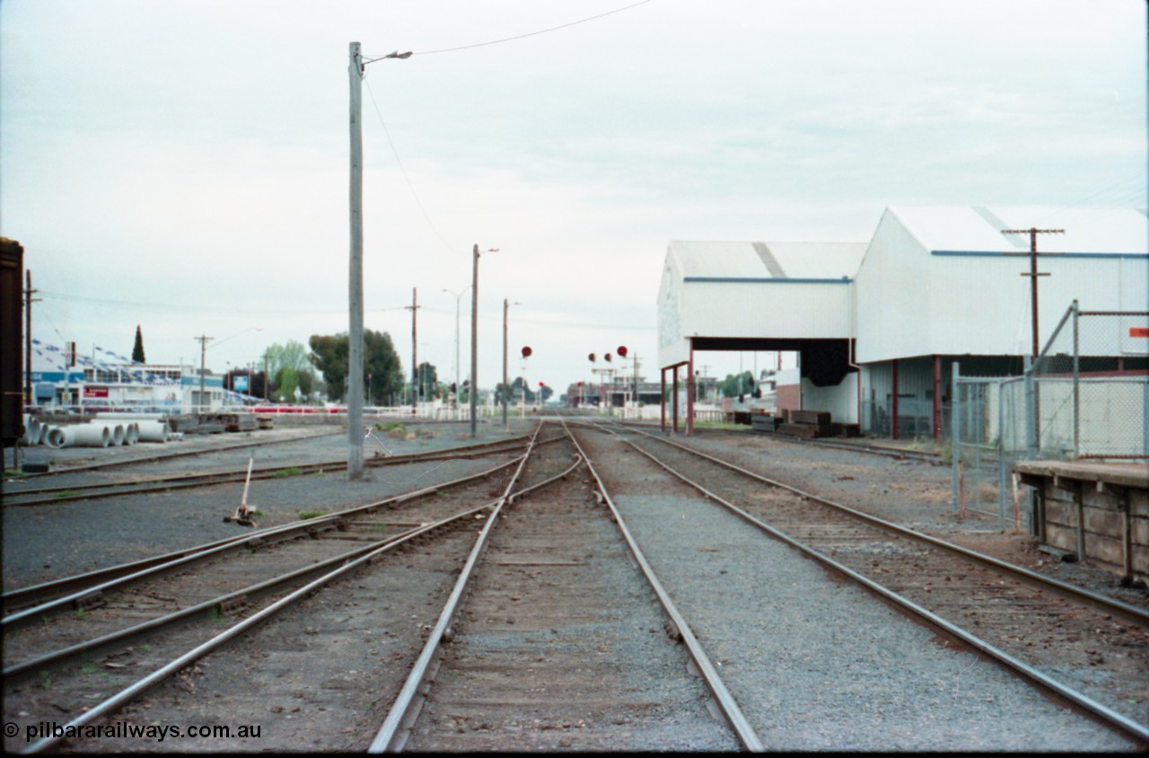 160-27
Shepparton, yard overview looking north down No.2 Rd which becomes the mainline to Tocumwal and Cobram, No.3, 4 and 5 roads at left, former Engine Track on the right to service Tubemakers, searchlight signal post protecting up and down movements, station building and platform behind on the right.
