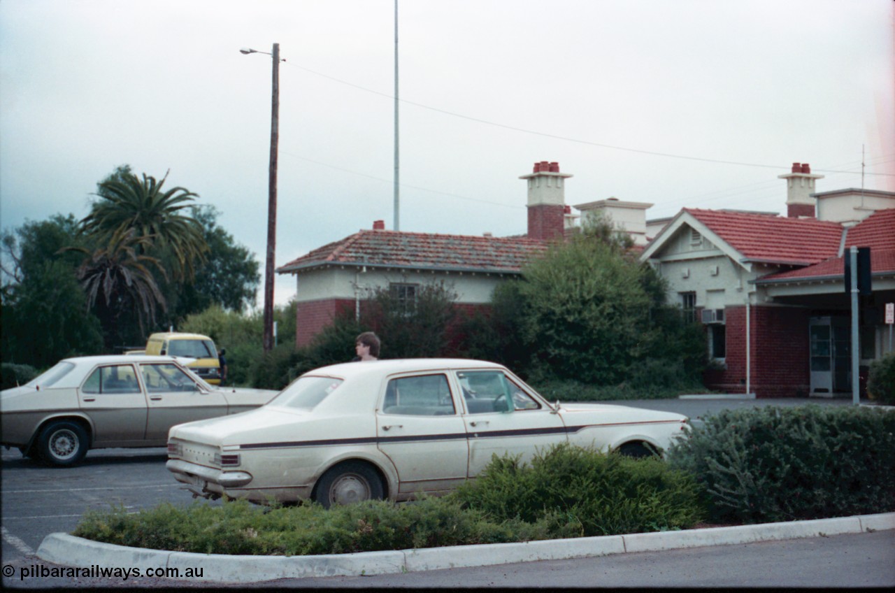 160-28
Shepparton, rear view of station building and car park, HK and HQ Holdens.
Keywords: HK;Holden;General-Motors;