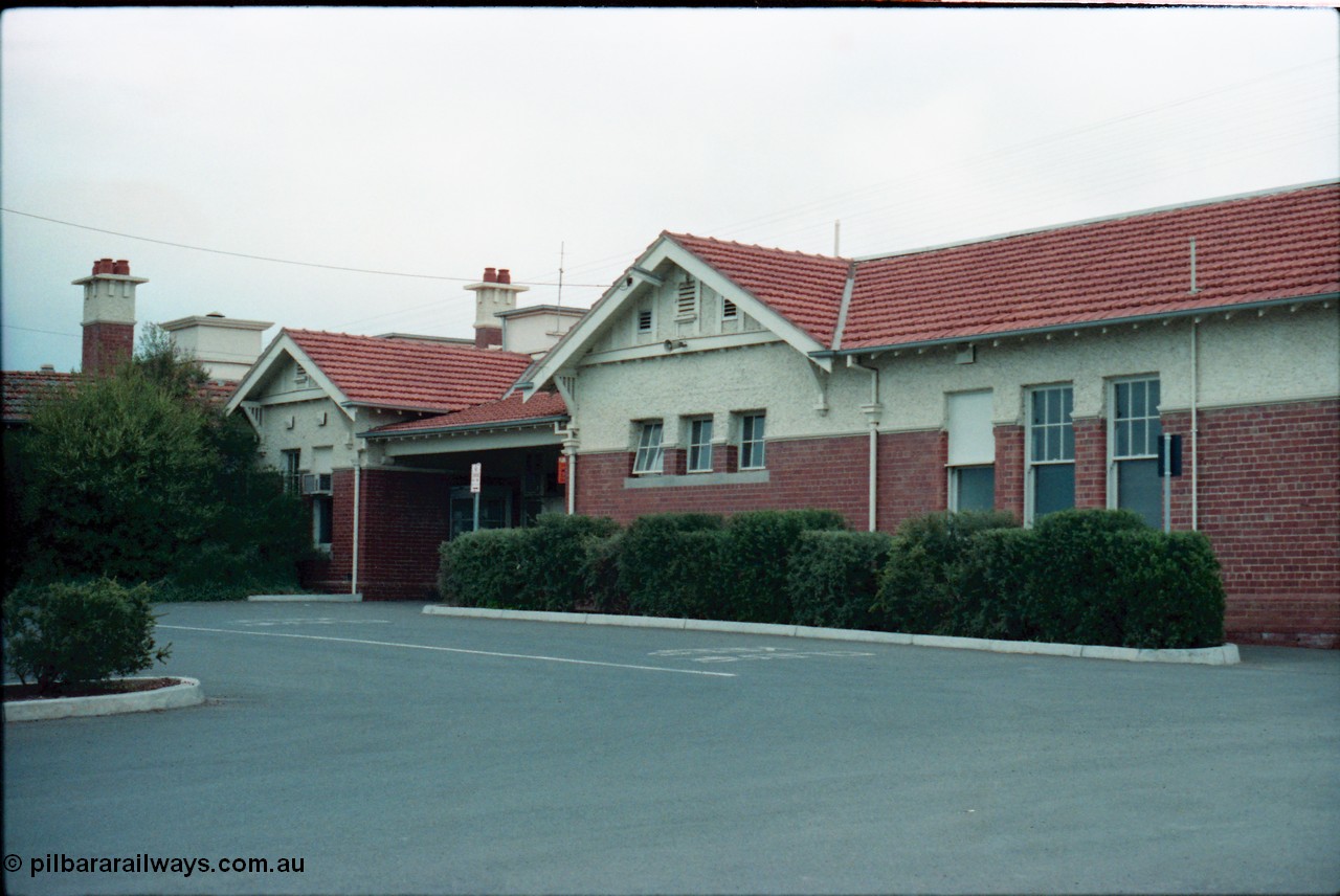 160-29
Shepparton, rear view of station building showing bus parking zone and pedestrian entry to platform.
