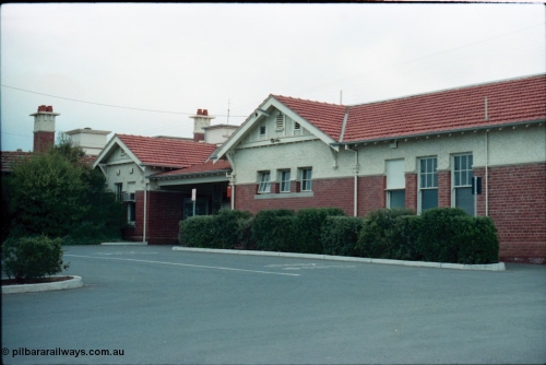 160-29
Shepparton, rear view of station building showing bus parking zone and pedestrian entry to platform.
