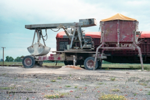 161-09
Katunga, super phosphate unloading contraption, truck hopper on legs and V/Line VOFX type bogie open waggon VOFX 319 covered with tarpaulin, built by Victorian Railways Bendigo Workshops in November 1970 as an ELX type, in 1979 to VOBX, in 1981 to VOCX and in 1987 to VOFX.
Keywords: VOFX-type;VOFX319;Victorian-Railways-Bendigo-WS;ELX-type;
