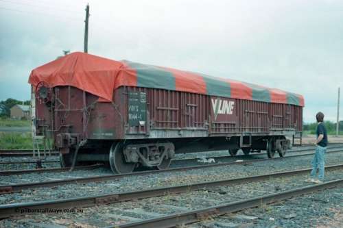 161-14
Katunga, north end of yard view with derailed V/Line broad gauge VOFX type bogie open waggon VOFX 1044 covered with tarpaulin and loaded with super phosphate, derail visible under middle of waggon, waggon started life built by Victorian Railways Bendigo Workshops in May 1975 as an ELX type, in 1978 to VOCX and in the 1980s to VOFX.
Keywords: VOFX-type;VOFX1044;Victorian-Railways-Bendigo-WS;ELX-type;