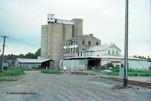 161-37
Tocumwal, view of the broad gauge mainline to Melbourne with broad gauge sidings on the right, derelict Meggitt flour mill on the right, the line to Melbourne can be just made out running in front of mill.
