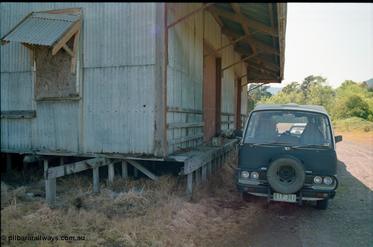 162-1-08
Healesville, goods shed, shows vehicle loaded dock and stumps, Nissan Urvan.
