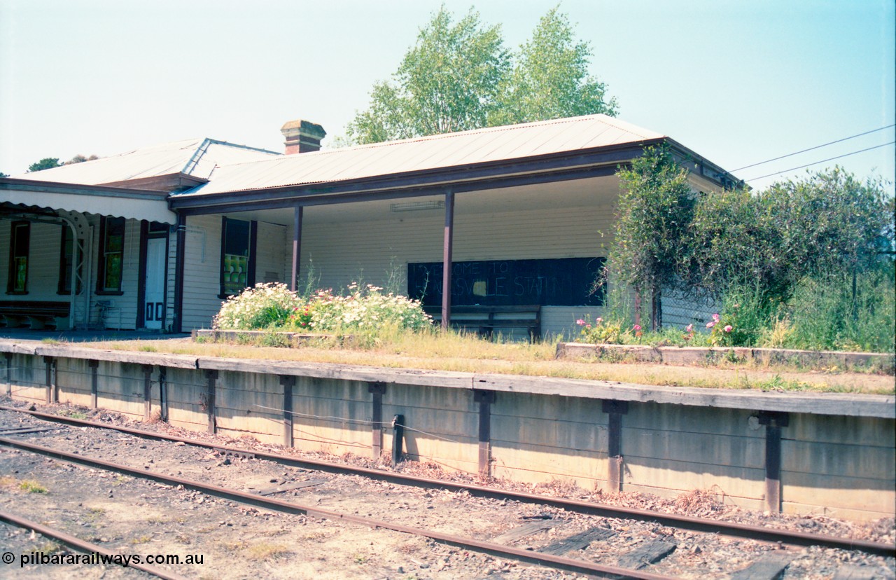 162-1-12
Healesville, station building and platform, shows waiting area.
