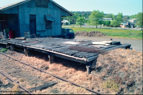 162-1-06
Healesville, goods loading platform and ramp adjoined to Victorian Railways 20 ft N 20 goods shed.
