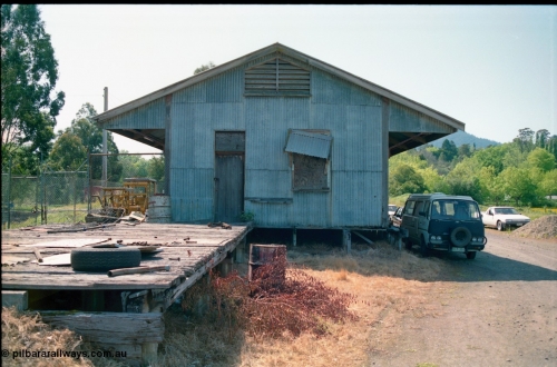 162-1-07
Healesville, Victorian Railways 20 ft N 20 goods shed, western wall elevation and loading platform.
