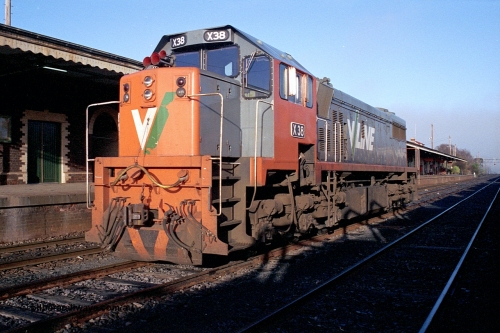 169-33
Seymour, station yard view, V/Line broad gauge locomotive X class X 38 Clyde Engineering EMD model G26C serial 70-701 stabled for the Sunday night down Cobram service.
Keywords: X-class;X38;Clyde-Engineering-Granville-NSW;EMD;G26C;70-701;