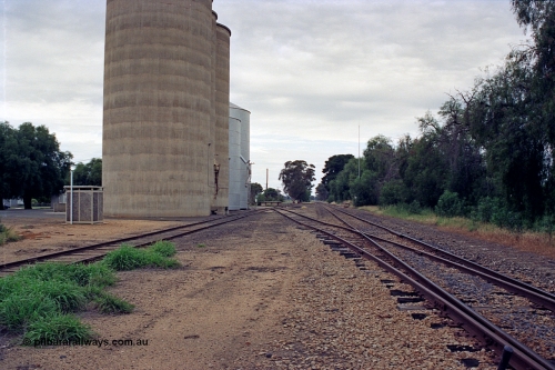 170-11
St James station yard overview, looking south towards Benalla, Williamstown style silo complex with an Ascom style complex behind it, goods platform in the distance, radio mast stand at former station platform site on the right.
