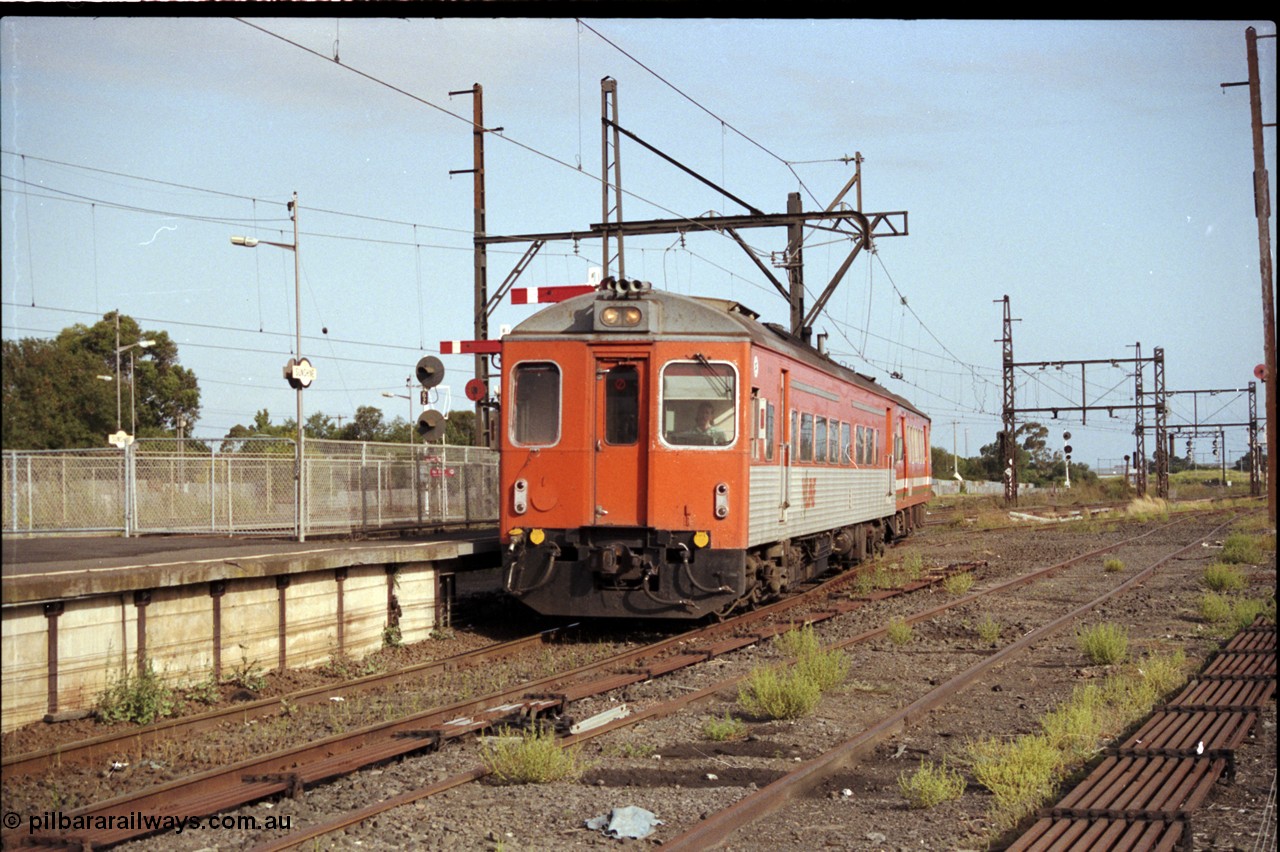 172-08
Sunshine, broad gauge V/Line DRC class Tulloch Ltd of NSW built diesel rail motor and MTH class trailer arrive at platform 3 with a down passenger to Bacchus Marsh.
Keywords: DRC-class;Tulloch-Ltd-NSW;1200;