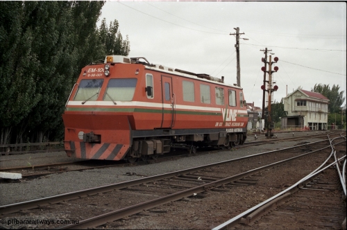 172-17
Ballarat yard view, broad gauge V/Line Plasser track recording vehicle EM100, disc signal post 15, Ballarat A signal box.
Keywords: EM100;Plasser-&-Theurer;track-machine;