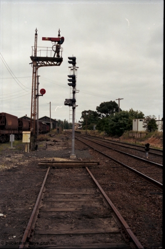 172-23
Ballarat East, semaphore signal post 3, looking west towards Ballarat, new electric colour light signal installed, baulks on the end of the former Eureka line, Ballarat East loco depot on the left, electric colour dwarf signal between mainlines.
