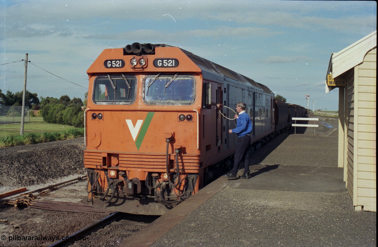 179-33
Gheringhap, V/Line down broad gauge empty grain train 9121 arrives from North Geelong C and the driver surrenders the electric staff to the signaller from the cab window of G class G 521 Clyde Engineering EMD model JT26C-2SS serial 85-1234, the train will then shunt back into Siding A and await a double cross with a light engine and the up Dimboola passenger train.
Keywords: G-class;G521;Clyde-Engineering-Rosewater-SA;EMD;JT26C-2SS;85-1234;