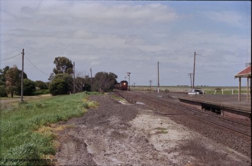 179-01
Gheringhap, yard view looking east towards Geelong, V/Line broad gauge down goods train 9153 is seen passing semaphore signal post 3 as it prepares to stop for safeworking purposes.
