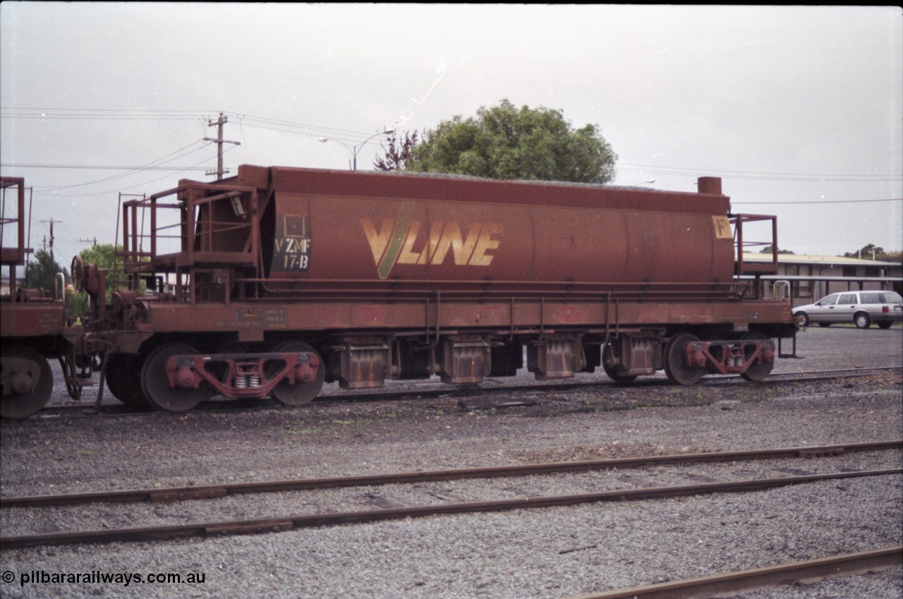 181-23
Traralgon yard, broad gauge V/Line VZMF type bogie ballast waggon VZMF 17 hand brake end.
Keywords: VZMF-type;VZMF17;V/Line-Ballarat-Nth-WS;VHMY-type;