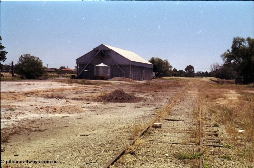 182-15
Murchison, derelict station site looking along mainline with horizontal GEB H style grain bunker.
