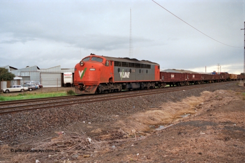 183-01
Brooklyn, Hardie Road, V/Line broad gauge S class S 302 'Edward Henty' Clyde Engineering EMD model A7 serial 57-166 leads the up Geelong Yard - Tottenham Yard goods train.
Keywords: S-class;S302;Clyde-Engineering-Granville-NSW;EMD;A7;57-166;bulldog;
