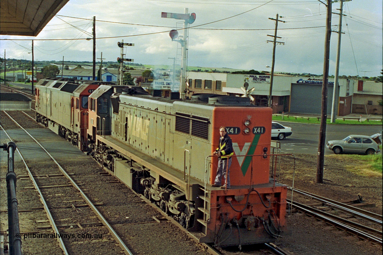 185-30
North Geelong Yard, view from North Geelong C Signal Box of light engines G class G 528 Clyde Engineering EMD model JT26C-2SS serial 88-1258 and X class X 41 Clyde Engineering EMD model G26C serial 70-704 as they run across Separation Street grade crossing, shunter is riding rear loco, ground dwarf disc signal post 18 can just be seen in the bottom corner of image.
Keywords: X-class;X41;Clyde-Engineering-Granville-NSW;EMD;G26C;70-704;