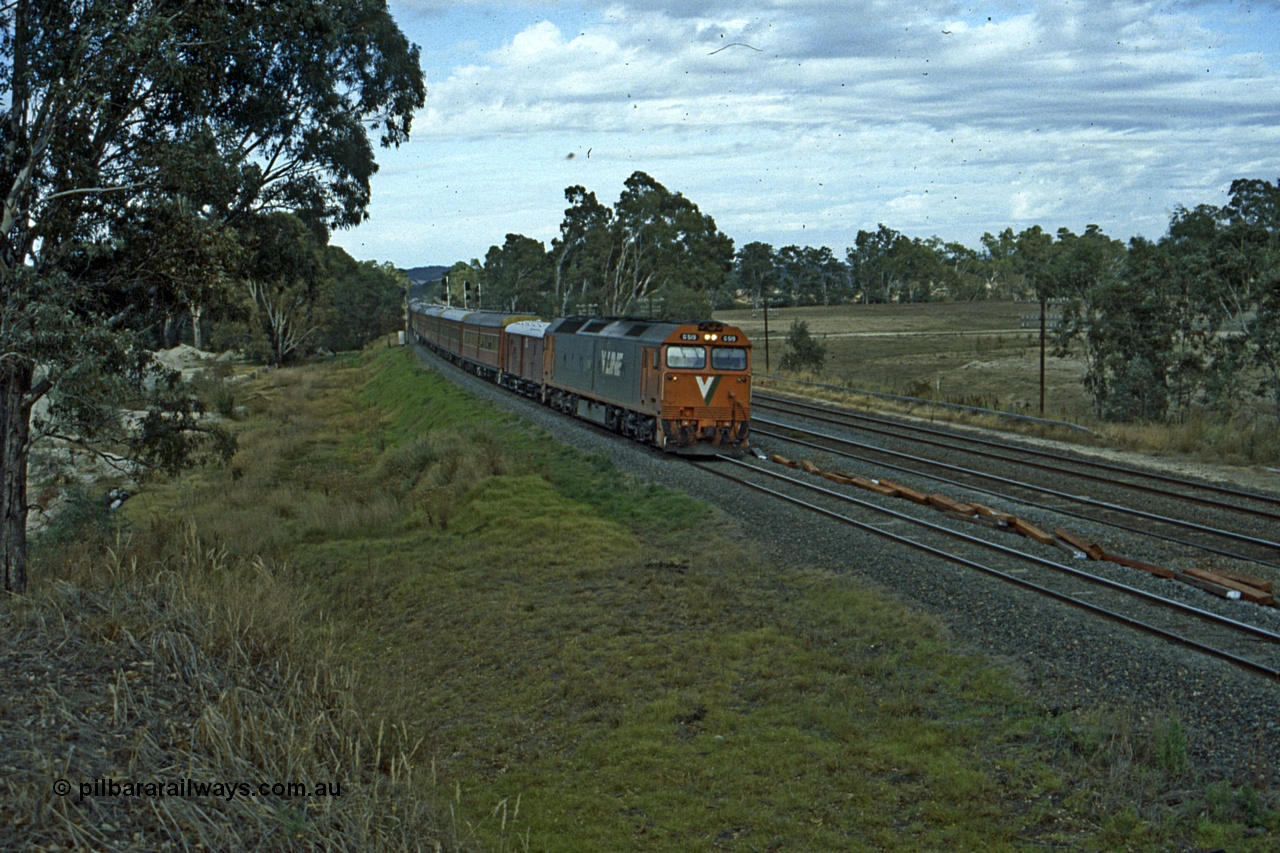 191-09
Seymour, looking south at the northern most Goulburn River bridge, end of Gordon Crescent Seymour, quarry to the left. V/Line G class G 519 with down Sydney Express on the standard gauge, broad gauge lines on the right, Seymour behind photographer.
Keywords: G-class;G519;Clyde-Engineering-Rosewater-SA;EMD;JT26C-2SS;85-1232;
