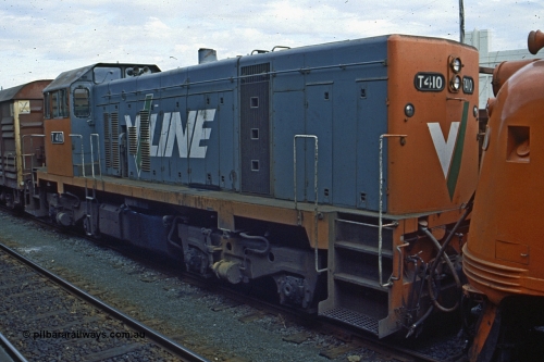191-06
Seymour station, rationalised yard, V/Line T class unit T 410 Clyde Engineering EMD model G8B serial 68-626 coupled behind A class A 66 with a stabled down Wodonga goods train, Sunday.
Keywords: T-class;T410;68-626;Clyde-Engineering-Granville-NSW;EMD;G18B