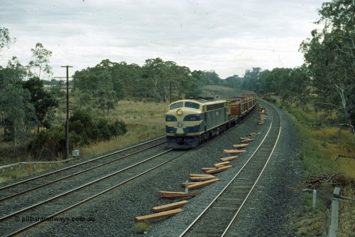 191-16
Broadford, High Street over bridge looking north, UP special sleeper discharge train behind Victorian Railways liveried B class B 65 Clyde Engineering EMD ML2 model serial ML2-6.
Keywords: B-class;B65;Clyde-Engineering-Granville-NSW;EMD;ML2;ML2-6;bulldog
