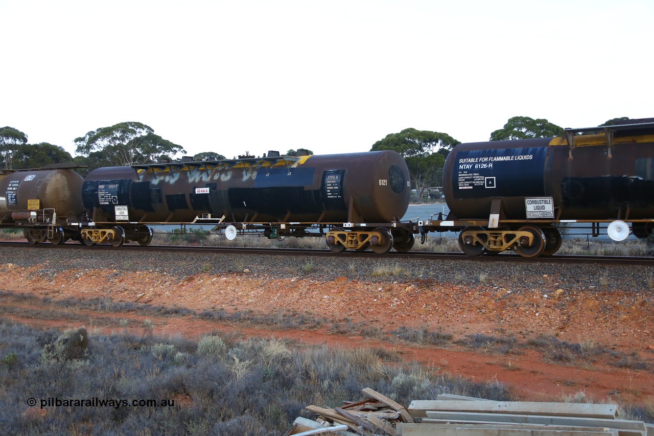 161116 5554
Binduli, empty Shell fuel train 4443, tank waggon NTBF 6121, built by Comeng NSW 1975 as SCA type SCA 272 for Shell Bitumen, fitted with conventional couplers.
Keywords: NTBF-type;NTBF6121;Comeng-NSW;SCA-type;SCA272;NTAF-type;