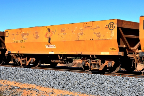240328 2867
WOE type iron ore waggon WOE 33827 is from a batch of thirty built by UGL [United Goninan Limited] in China during November and December 2015 with serial number R0189-012 and was fleet number 7238 prior to the Aurizon yellow repainted sides and logo, in Mineral Resources traffic 5040 empty Mount Walton iron ore train. March 28, 2024.
Keywords: WOE-type;WOE33827;UGL-China;R0189-012;